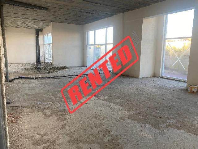 Commercial space for rent in Artan Lenja street at Ish Fusha Aviacionit area in Tirana.
The space i